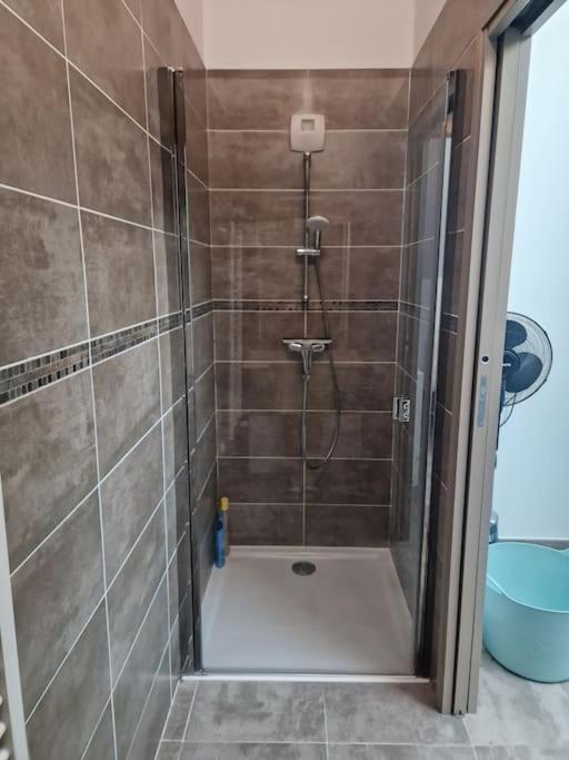 Superbe appartement T2 dans résidence neuve avec vue exceptionelle sur les montagnes, avec parking privatif.situé à proximité immédiate du centre ville de chorges. Chorges Exterior foto