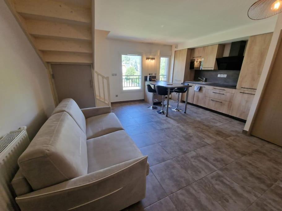 Superbe appartement T2 dans résidence neuve avec vue exceptionelle sur les montagnes, avec parking privatif.situé à proximité immédiate du centre ville de chorges. Chorges Exterior foto