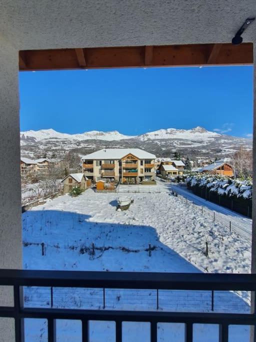 Superbe appartement T2 dans résidence neuve avec vue exceptionelle sur les montagnes, avec parking privatif.situé à proximité immédiate du centre ville de chorges. Chorges Exterior foto