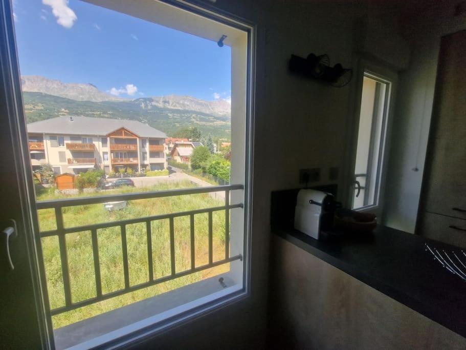 Superbe appartement T2 dans résidence neuve avec vue exceptionelle sur les montagnes, avec parking privatif.situé à proximité immédiate du centre ville de chorges. Chorges Exterior foto