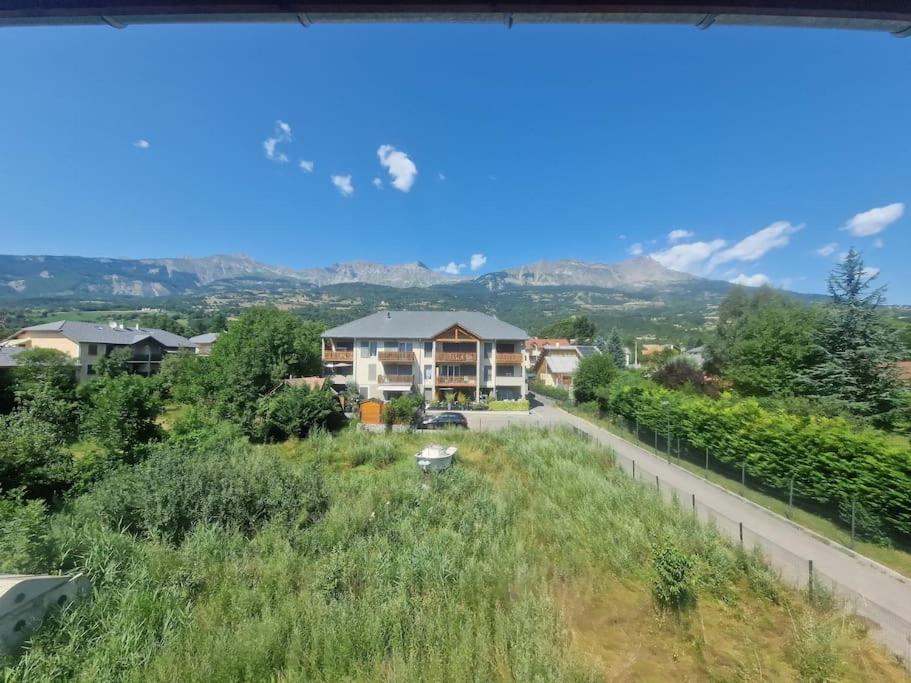 Superbe appartement T2 dans résidence neuve avec vue exceptionelle sur les montagnes, avec parking privatif.situé à proximité immédiate du centre ville de chorges. Chorges Exterior foto