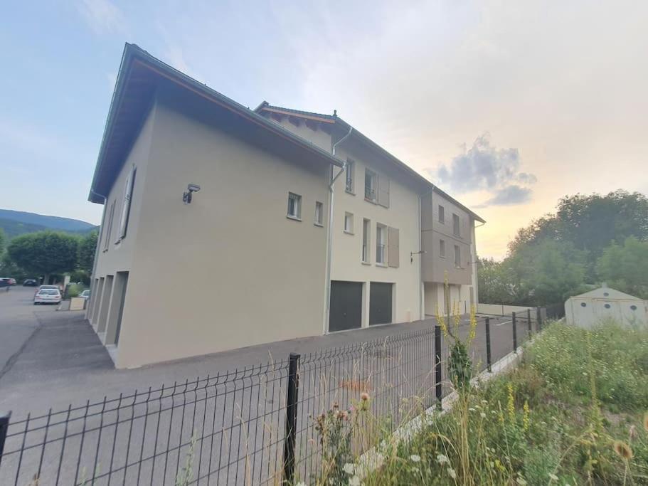 Superbe appartement T2 dans résidence neuve avec vue exceptionelle sur les montagnes, avec parking privatif.situé à proximité immédiate du centre ville de chorges. Chorges Exterior foto
